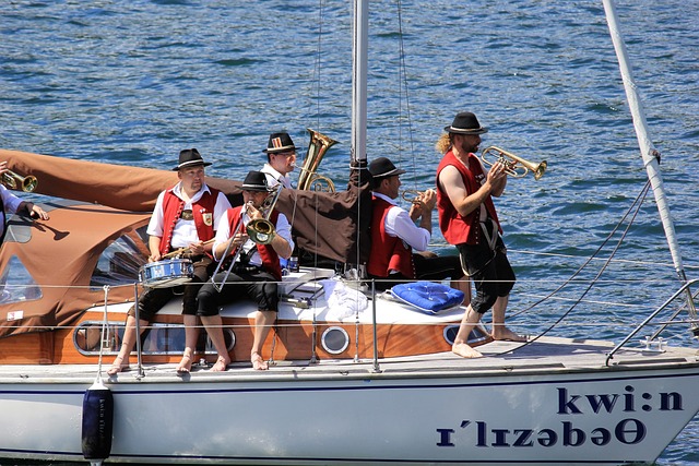 NBA卡位战，库里爆发全场，勇士险胜灰熊.